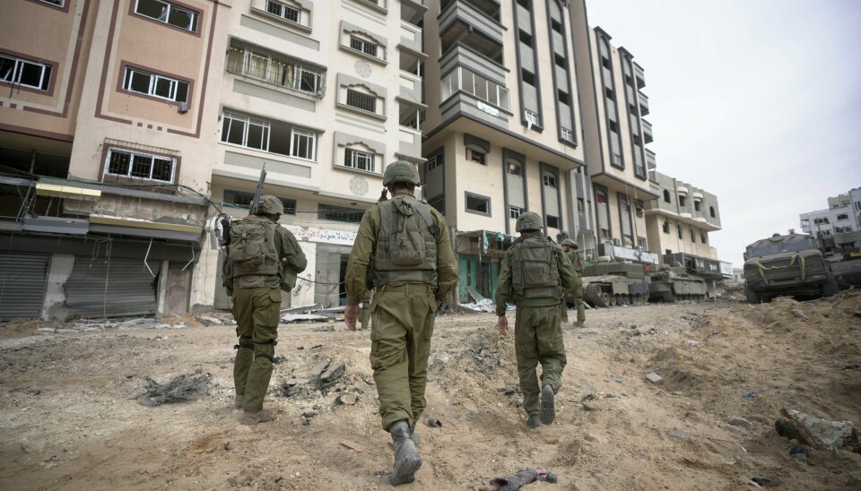 Israelske soldater på Gazastripen onsdag. Ifølge en høytstående israelsk tjenesteperson blir det ikke pause i stridshandlingene før tidligst fredag. Israelske soldater på Gazastripen onsdag. Ifølge en høytstående israelsk tjenesteperson blir det ikke pause i stridshandlingene før på fredag, samme dag som det ifølge Benjamin Netangisler blir frigitt, ifølge Benjamin Netanyahus kontor. Foto: Victor R. Caivan / AP / NTB