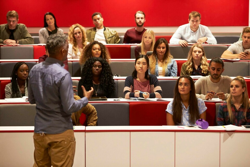 Har studenter kommet til Norge må utfordringen bli hvordan vi kan beholde dem. Men regjeringen fører heller en politikk som støter fra seg flere utenlandske studenter, skriver Tias Ødegård-Olsen. (Illustrasjonsfoto) Studenter, auditorium