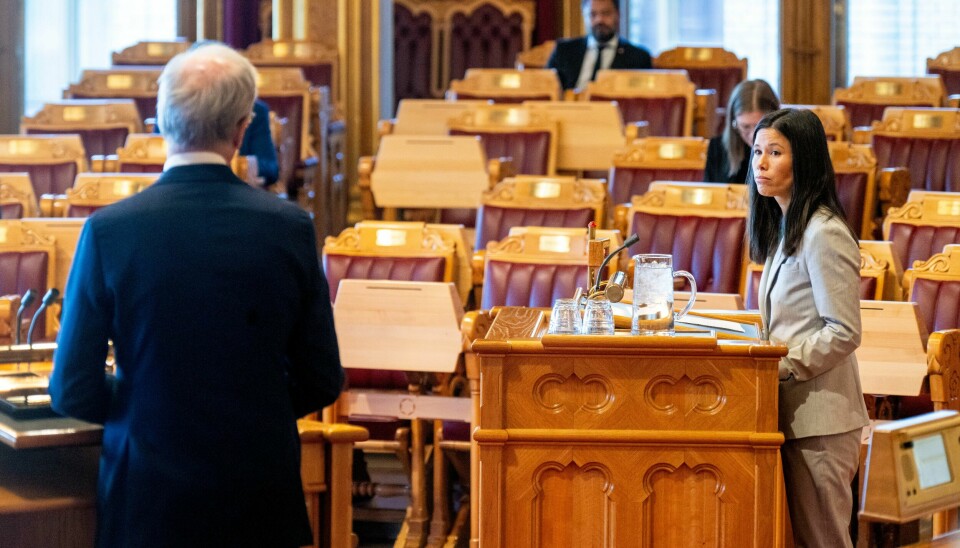 Parlamentarisk leder i MDG Lan Marie Nguyen Berg og statsminister Jonas Gahr Støre under den muntlige spørretimen i Stortinget onsdag. MDGs Lan Marie Nguyen Berg utfordret statsminister Jonas Gahr Støre på hva regjeringen gjør for å gjenopprette tilliten til politikere under den muntlige spørretimen i Stortinget. Foto: Heiko Junge / NTB