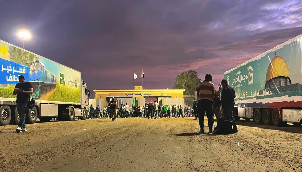 Vogntog med sårt tiltrengt nødhjelp venter ved grensen mellom Egypt og Gazastripen. FN tror de første forsyningen kan slippe inn til den beleirede enklaveni løpet av det nærmeste døgnet. Lastebiler med humanitær hjelp har denne uka stått på vent ved grensestasjonen i Rafah på egyptisk side. Fredag skal 20 lastebiler etter planen få kjøre inn til Gaza. Foto: Omar Aziz / AP / NTB