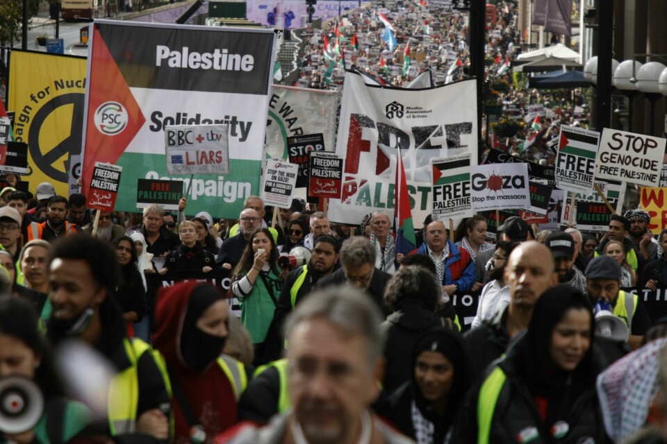 Demontantene hadde med seg både bannere og palestinske flagg og ropte «Fritt Palestina» i sin ferd gjennom Londons gater. Demontantene hadde med seg både bannere og palestinske flagg og ropte «Fritt Palestina» i sin ferd gjennom Londons gater. Foto: David Cliff / AP / NTB