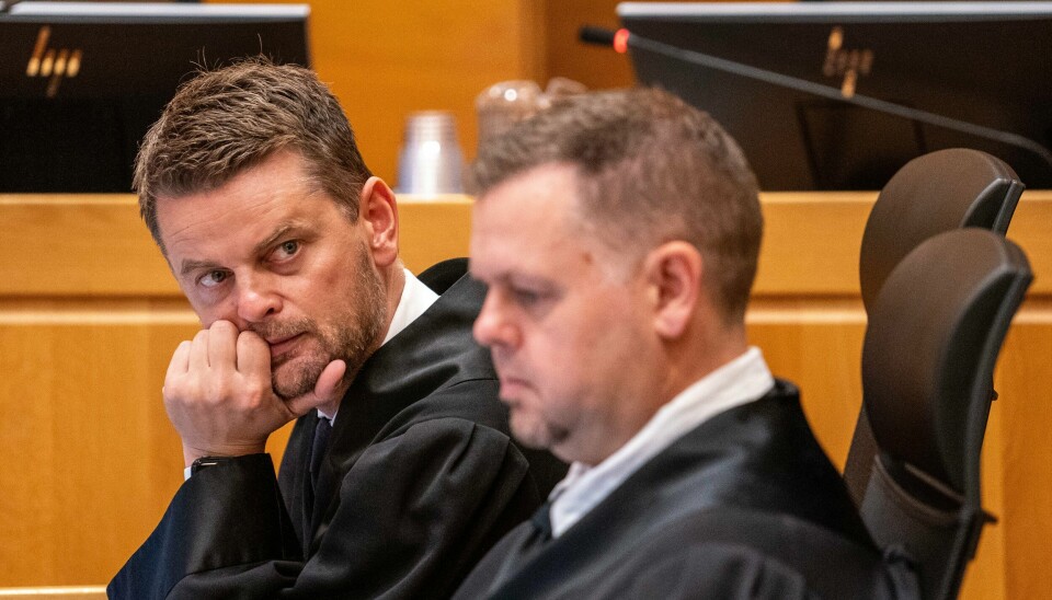 De nye DNA-analysene underbygger ikke påstanden om at det var Johny Vassbak som drepte Birgitte Tengs - snarere tvert imot, mener forsvarerne Stian Kristensen (t.v.) og Stian Bråstein. Det vil de framholde med styrke i sin prosedyre til uka. Foto: Annika Byrde / NTB Tiltaltes forsvarere Stian Kristensen (bakerst) og Stian Bråstein får slippe til med sine spørsmål mandag. Foto: Annika Byrde / NTB