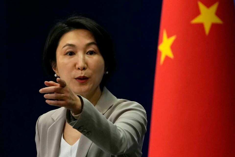 Det kinesiske utenriksdepartementets talsperson Mao Ning. FILE - Chinese Foreign Ministry spokesperson Mao Ning gestures during a press conference at the Ministry of Foreign Affairs in Beijing, on July 26, 2023. The Chinese government defended its dealings with Russia as “normal economic and trade cooperation” Friday, July 28, after a United States intelligence report said Beijing possibly provided equipment used in Ukraine that might have military applications. (AP Photo/Ng Han Guan, File)