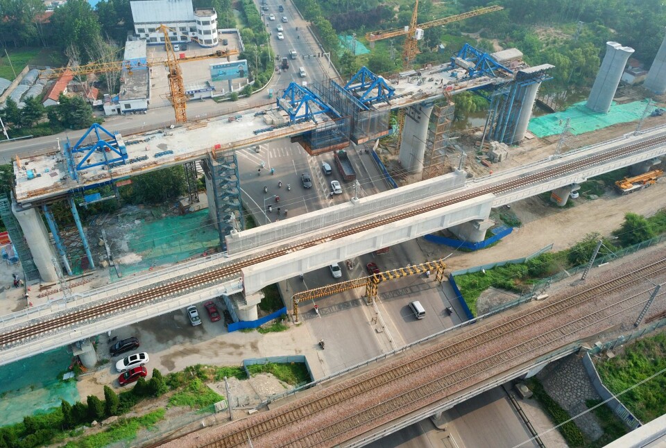 Kina leder an i byggingen av nye høyhastighetsbaner. Bildet viser arbeid på en ny høyhastighetsbane i Donghai i Jiangsu-provinsen øst i Kina. Kina leder an i byggingen av nye høyhastighetsbaner. Bildet viser arbeid på en ny høyhastighetsbane i Donghai i Jiangsu-provinsen øst i Kina.