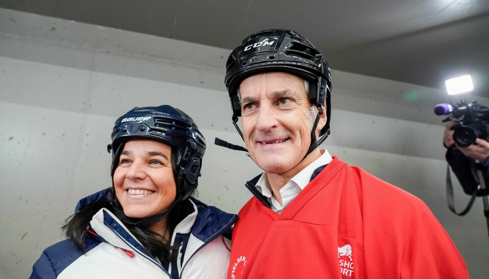 Statsminister Jonas Gahr Støre møtte idrettspresident Zaineb Al-Samarai og besøker Grüner ishockeyklubb. Statsminister Jonas Gahr Støre møtte idrettspresident Zaineb Al-Samarai og besøker Grüner ishockeyklubb. Foto: Terje Bendiksby / NTB