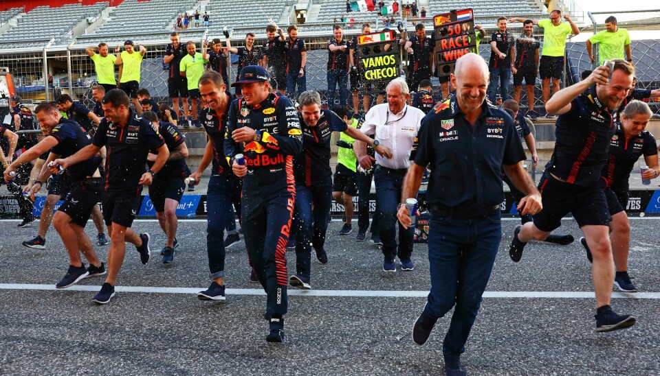 Max Verstappen og teamet hans feirer seieren i Texas. Max Verstappen og teamet hans feirer seieren i Texas.