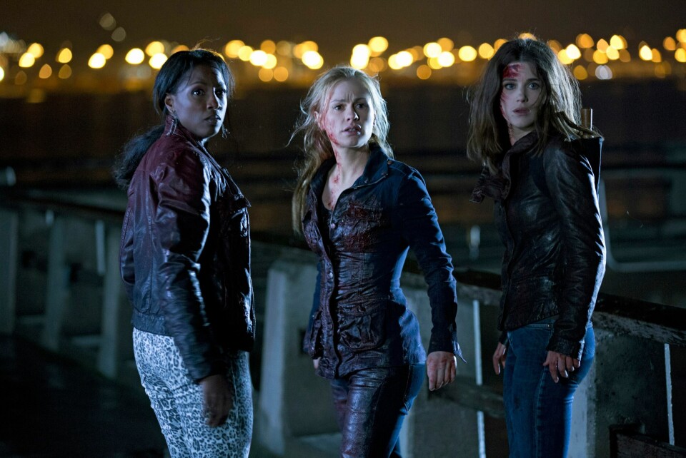 Sookie Stackhouse (Anna Paquin) er populær blant vampyrene i Bon Temps, i denne mørke, morsomme, campe og litt ujevne vampyrserien som HBO laget fra 2008 til 2014. Her er Sookie sammen med Tara (Rutina Wesley) og Nora (Lucy Griffiths). Sookie Stackhouse (Anna Paquin) er populær blant vampyrene i Bon Temps, i denne mørke, morsomme, campe og litt ujevne vampyrserien som HBO laget fra 2008 til 2014. Her er Sookie sammen med Tara (Rutina Wesley) og Nora (Lucy Griffiths).
