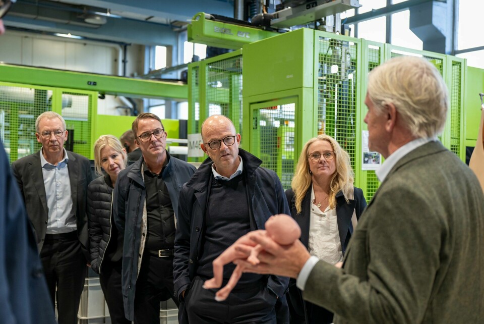 NHO-direktør Ole Erik Almlid (i midten) på besøk hos Laerdal i Stavanger. Til høyre for ham står Anniken Hauglie som er viseadministrerende direktør NHO-direktør Ole Erik Almlid (i midten) på besøk hos Laerdal i Stavanger. Til høyre for ham står Anniken Hauglie som er viseadministrerende direktør
