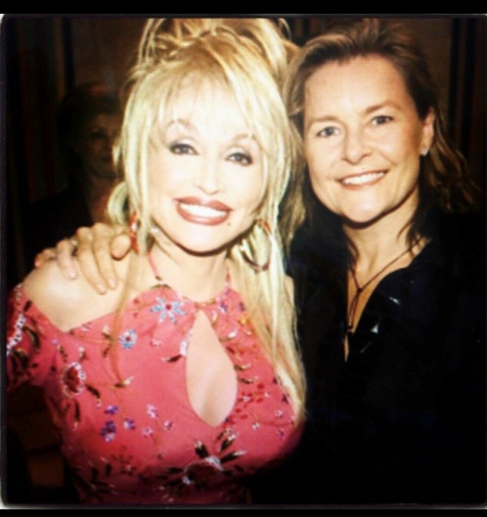 Elisabeth Andreassen da hun fikk møte ikonet Dolly Parton: – Hun har alltid vært et forbilde for meg, sier Andreassen, som selv ble oppdaget da hun gjorde en coverversjon av Dolly Partons «I Will Always Love You» i Stockholm i 1979. Elisabeth Andreassen da hun fikk møte ikonet Dolly Parton: – Hun har alltid vært et forbilde for meg, sier Andreassen, som selv ble oppdaget da hun gjorde en coverversjon av Dolly Partons «I Will Always Love You» i Stockholm i 1979.