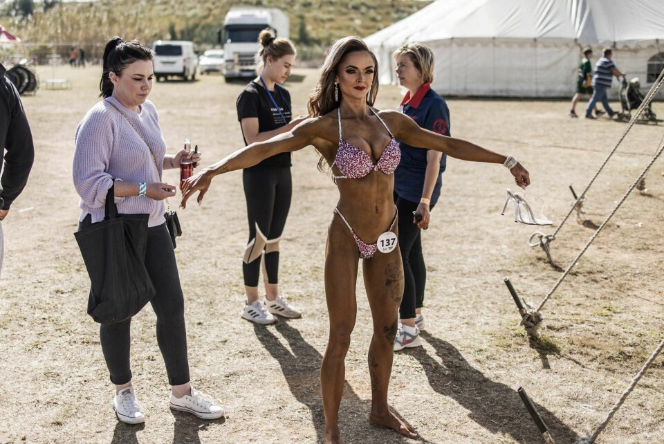 Kroppsrevousjonen: Sør-afrikanske Jamie Morais får spraytan før konkurransen 'Women's Bikini' i 2022. .