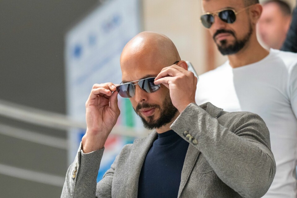 Kontroversielle Andrew Tate fikk sitt gjennombrudd på Tiktok. Andrew Tate utenfor rettsbygningen i Buchuresti onsdag. Foto: AP Photo/Vadim Ghirda/NTB