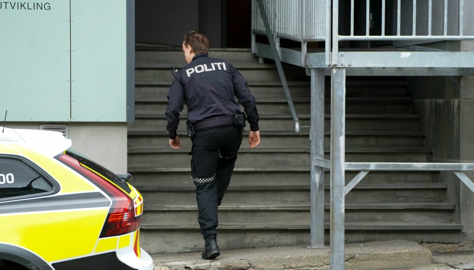 Politiet på jobb etter at en kvinne ble funnet død etter en voldshendelse i Halden sentrum i slutten av september. Mannen som er siktet for å ha drept en kvinne i Halden, varetektsfengsles i fire uker.Foto: Terje Pedersen / NTB