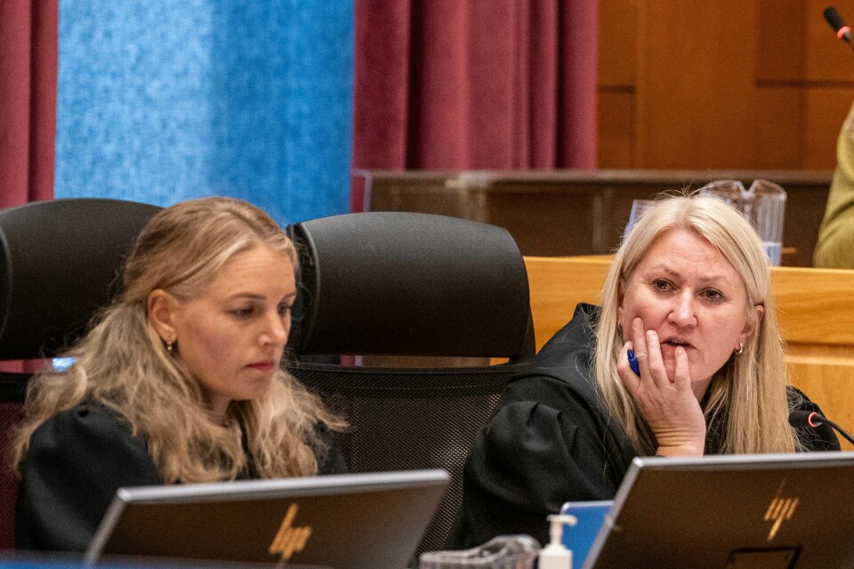 Statsadvokatene Thale Thomseth og Nina Grande holdt mandag sin prosedyre i Birgitte-saken i Gulating lagmannsrett. Statsadvokat Nina Grande (til høyre) stiller spørsmål til Johny Vassbakk i retten. Til venstre sitter statsadvokat Thale Thomseth. Foto: Annika Byrde / NTB