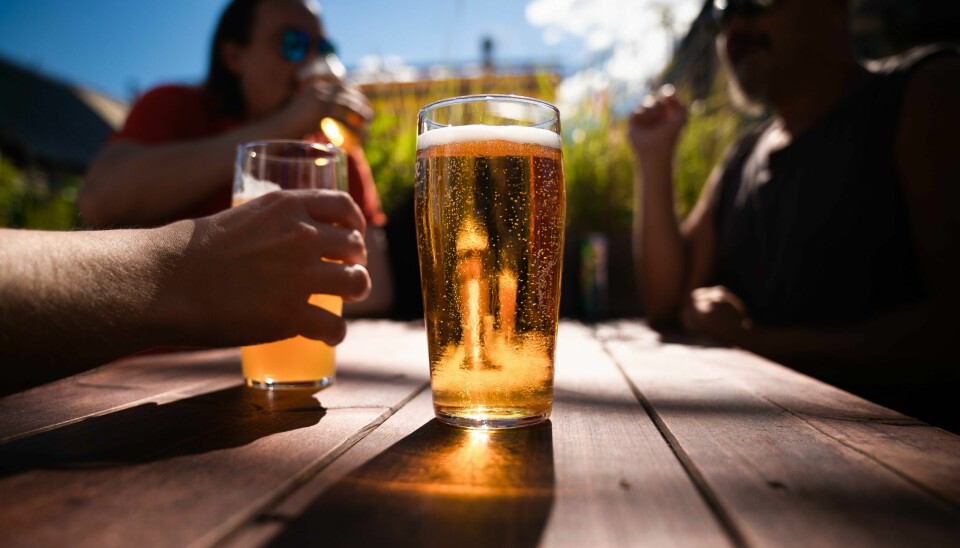 23-årsgrense er ikke ulovlig aldersdiskriminering, mener Oslo tingrett. Bildet er av ølglass på et bord. Det er sol, og bildet er tatt utendørs. Foto: Stian Lysberg Solum / NTB