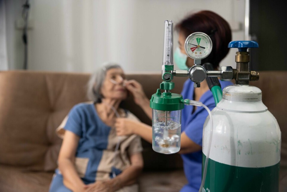 Staten krever nå at lungesyke legger ut for oksygenbehandling på utenlandsreise før de kan søke refusjon. Illustrasjonsfoto. Elderly woman wearing oxygen nasal canula at home.