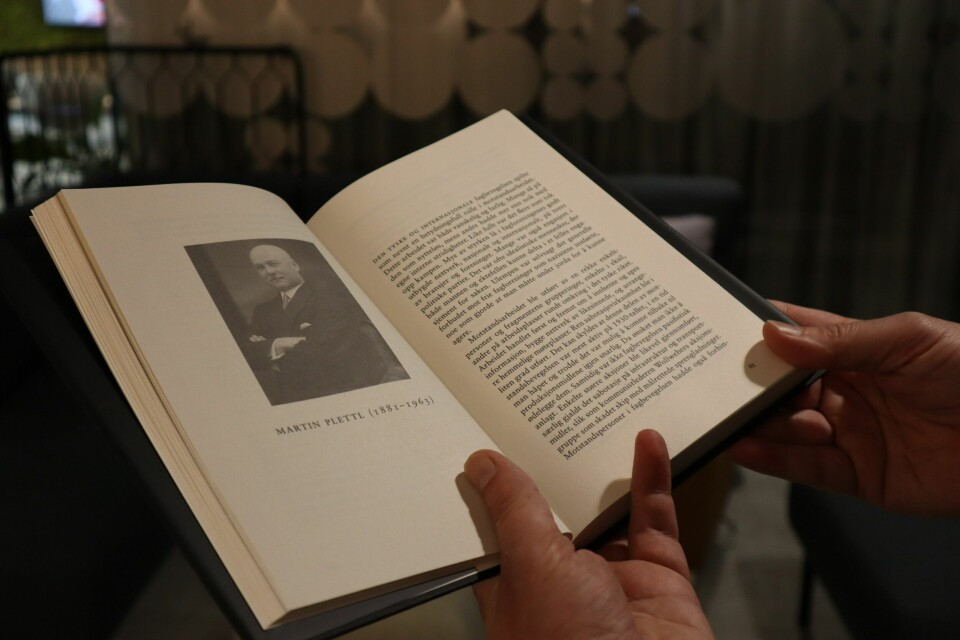 Martin Plettl er en av de historiske 'motvillige' som Ilner dekker i boken sin. Boken 'De motvillige' er åpnet på siden om Martin Plettl, i hendene på Kristian Ilner.