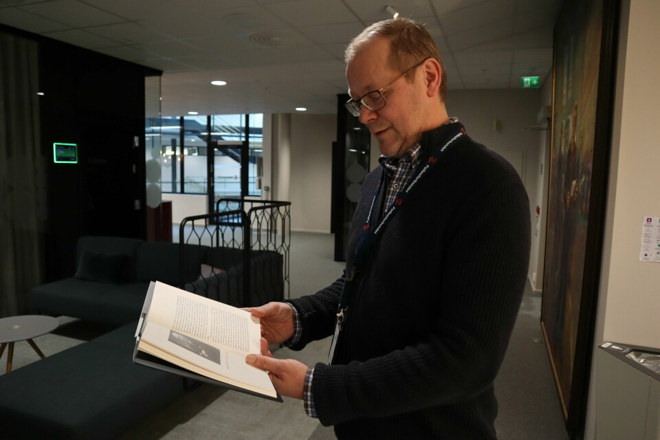 Boken lanseres offisielt på Litteraturhuset 2. november. Kristian Ilner på 50 står på kontoret sitt og titter i boken sin.