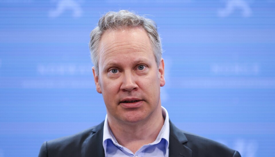 Samferdselsminister Jon-Ivar Nygård har bedt om lengre behandlingstid om Avinors omstridte forslag om å heve start- og passasjeravgiften for flyselskaper. Samferdselsminister Jon-Ivar Nygård konstaterer at det er betydelig rom for forbedringer i Bane Nor etter å ha mottatt den andre av tre evalueringsrapporter etter Follobanen-stengingen. Foto: Geir Olsen / NTB