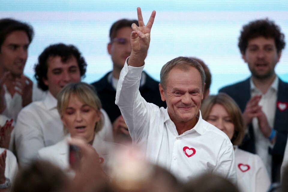 Donald Tusk håper å igjen bli statsminister i Polen, men det kan ta tid før det blir klart om han får sjansen. Donald Tusk viser peace-tegn.