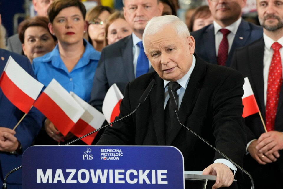 PiS-leder Jaroslaw Kaczynski har blitt omtalt som Polens mektigste mann. Partiet hans ble størst i valget tidligere i oktober, men får trolig ikke støtten de trenger for flertall. PiS-leder Jaroslaw Kaczynski taler på et valgkamp-møte.