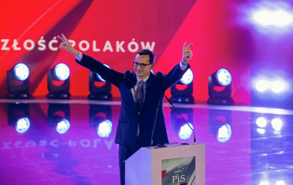 Polens statsminister Mateusz Morawiecki ser ikke ut til å få fortsette i jobben – Donald Tusk kan ta over, men når det skjer er uklart. Polens statsminister Mateusz Morawiecki vinker til tilhengere på et arrangement.