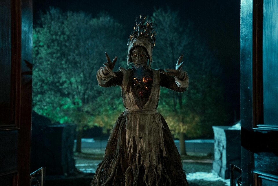 Guillermo del Toros «Cabinet of Curiosities» er en samling kortfilmer av forskjellig skummel grad på Netflix. Blant annet «Dreams in the Witch House», der Lize Johnston spiller Keziah, en gang brent som heks. Guillermo del Toros «Cabinet of Curiosities» er en samling kortfilmer av forskjellig skummel grad på Netflix. Blant annet «Dreams in the Witch House», der Lize Johnston spiller Keziah, en gang brent som heks.