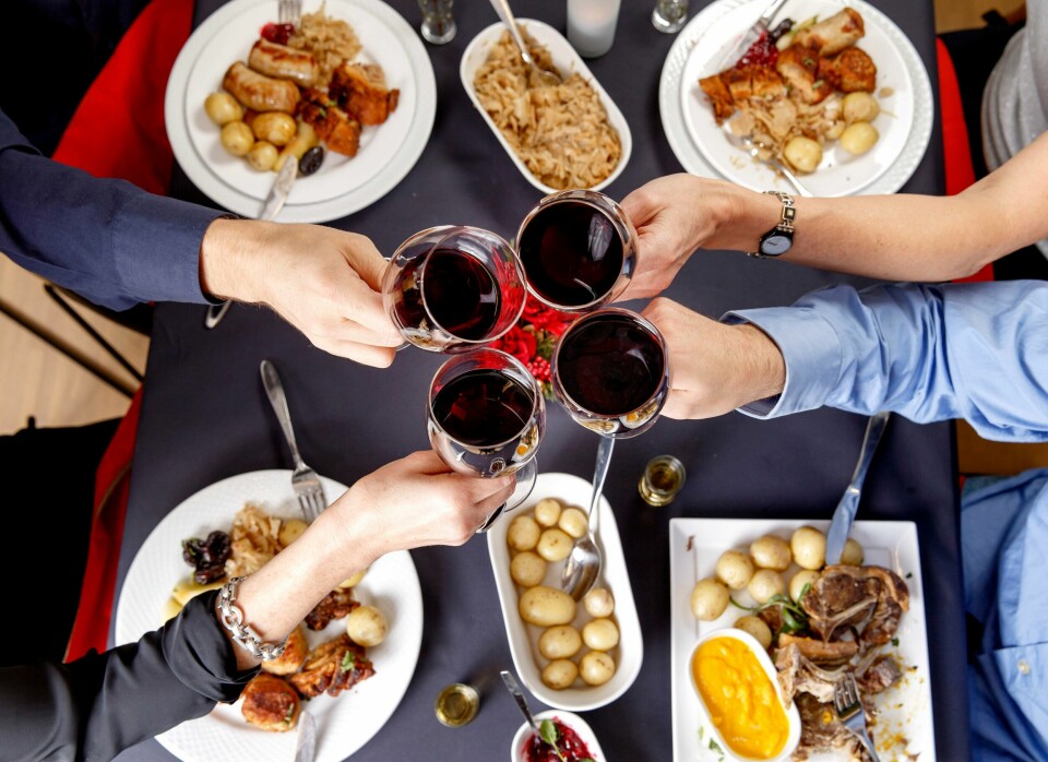 Før juleferien skal du gjerne på julebord med kollegaer, venner og andre, noe som innebærer god mat og drikke i glasset. Dette siste medfører enorme kostnader for arbeidslivet Før juleferien skal du gjerne på julebord med kollegaer, venner og andre, noe som innebærer god mat og drikke i glasset. Dette siste medfører enorme kostnader for arbeidslivet