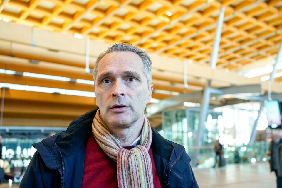 Jo Bjørn Skatval, konstituert leder i Flygerforbundet, forteller at som pilot vil han ofte være avhengig av å bli reddet ut av sertifiserte røykdykkere hvis det oppstår brann i flyet hans. Gardermoen 20230315. Nestleder i Flygerforbundet Jo Bjørn Skatval på pressekonferansen på Oslo lufthavn der regjeringen halverer prisene på flyruter i distriktene, såkalte FOT-ruter, fra 1. april.Foto: Terje Pedersen / NTB