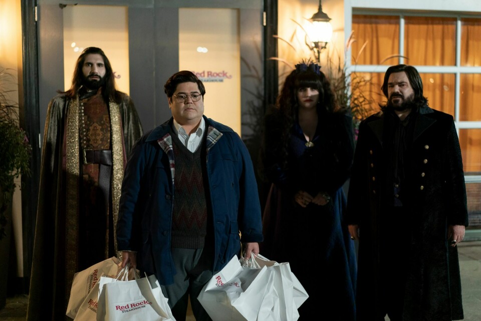 Tulledokumentaren «What We Do in the Shadows» har kommet i fem sesonger, og er fortsatt ganske morsom. Her er Nandor (Kayvan Novak), tjeneren hans Guillermo (Harvey GuillénI, Nadja (Natasia Demetriou) og Laszlo (Matt Berry) en tur på kjøpesenteret. Tulledokumentaren «What We Do in the Shadows» har kommet i fem sesonger, og er fortsatt ganske morsom. Her er Nandor (Kayvan Novak), tjeneren hans Guillermo (Harvey GuillénI, Nadja (Natasia Demetriou) og Laszlo (Matt Berry) en tur på kjøpesenteret.