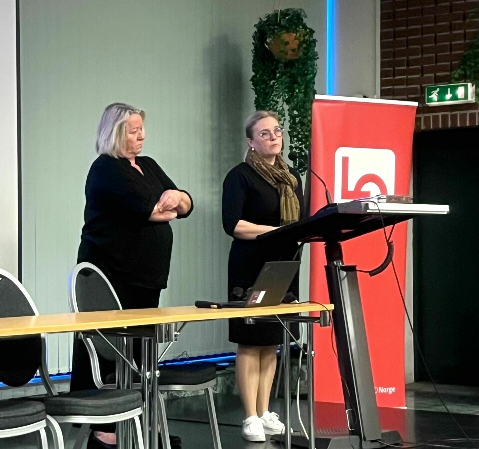 Eirin Sund fra LO Rogaland (til venstre) og Tone Grindland fra NHO Rogaland snakker om hvordan de som parter i arbeidslivet vil legge opp til sunne alkoholvaner på arbeidsplassene Eirin Sund fra LO Rogaland (til venstre) og Tone Grindland fra NHO Rogaland snakker om hvordan de som parter i arbeidslivet vil legge opp til sunne alkoholvaner på arbeidsplassene