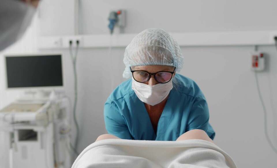 Det nye lovforslaget vil hindre pensjonerte jordmødre og sykepleiere i å ta ekstravakter, skriver leder i Jordmorforbundet NSF, Hanne Charlotte Schjelderup. Illustrasjonsfoto. Jordmor. Illustrasjonsfoto. iStock