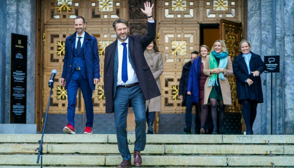 Byrådsleder Eirik Lae Solberg presenterer det nye byrådet for Oslo onsdag. Byrådsleder Eirik Lae Solberg (H) og de nye byrådene fra Høyre og Venstre på vei ut på rådhustrappa. Foto: Terje Pedersen / NTB