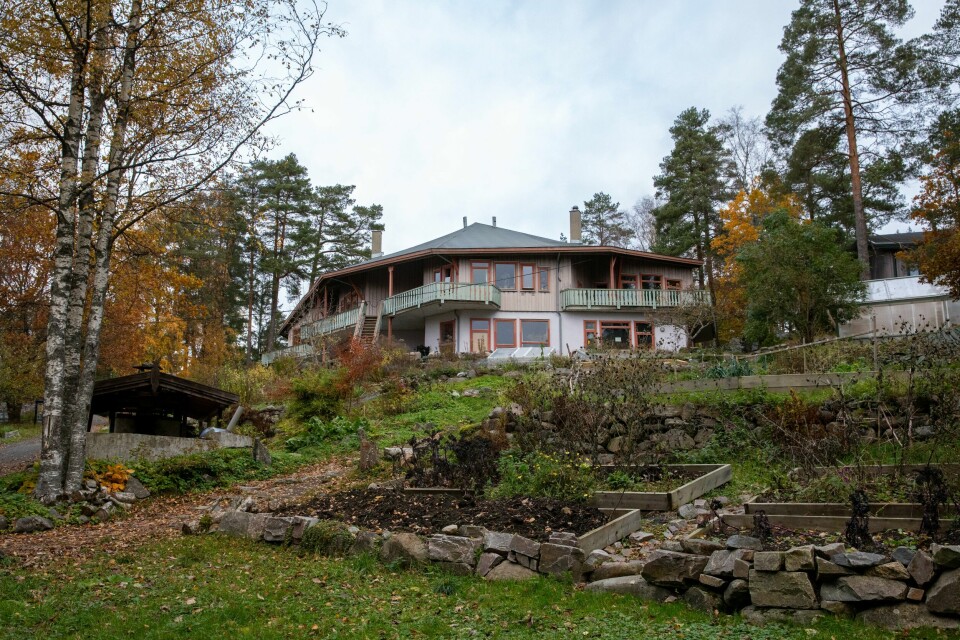 Steinerskolen i Moss består av barnetrinn, ungdomstrinn og videregående skole. Til sammen har de 180 elever og 34 årsverk. Nå ligger det an til at de må kutte i antall lærere. Steinerskolen i Moss.