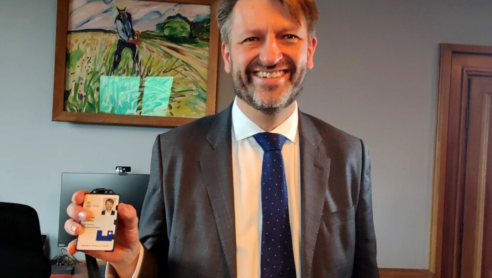 Eirik Lae Solberg er stolt av sitt nye nøkkelkort nøkkelkort