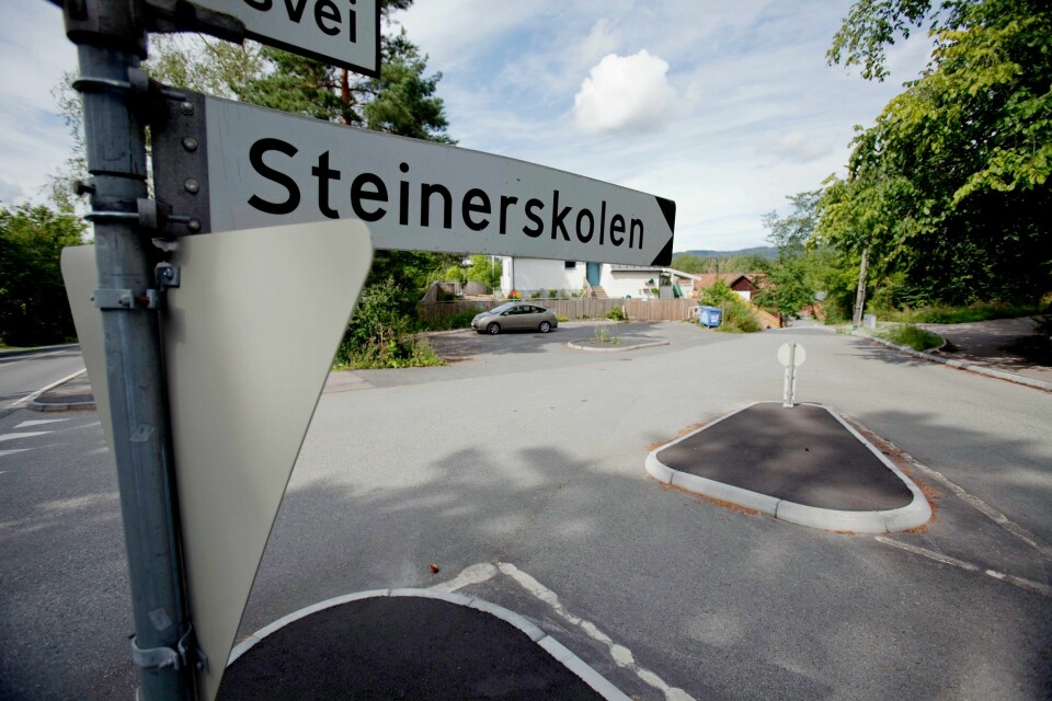 Dagsavisen er svoren tilhenger av og sterk forkjemper for en sterk offentlig skole. Men stusser over kutt som rammer Steinerskolen. .