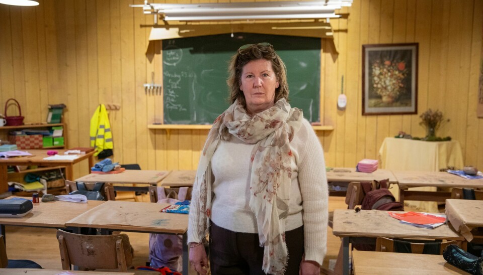 Vivienne Moss Kravik, daglig leder ved Steinerskolen i Moss, forteller at de må spare rundt fem millioner kroner fram mot 2028, på grunn av kuttet i statsstøtten. Hun kaller situasjonen en offentlig påført krise. Vivienne Moss Kravik, daglig leder ved Steinerskolen i Moss, forteller at de må spare rundt fem millioner kroner fram mot 2028, på grunn av kuttet i statsstøtten. Hun kaller situasjonen en offentlig påført krise.