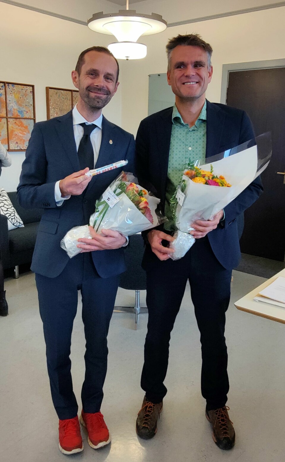 Skoene til Hallstein Bjercke (til venstre) og Einar Wilhelmsen tok oppmerksomheten, selv om en pakke Love Hearts ble overrakt mellom de to. Sko