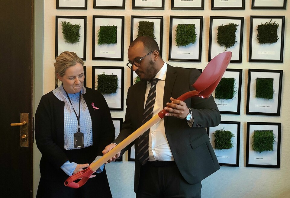 Anita Leirvik North fikk med seg både saks og spade fra Omar Samy Gamal. Spade