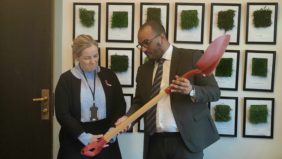 Onsdag overlot Omar Samy Gamal (SV) byrådskontoret sitt til Anita Leirvik North (H). På kjøpet fikk hun en spade, en saks, og en vegg full av kunstgress. Overrekkelse