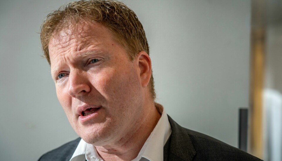 – Utfordringen for Norge er ikke at vi mangler høyhastighetsbaner, men at vi har alt for mange tog som beveger seg i sneglefart, sier Sigbjørn Gjelsvik (Sp), ny leder av Stortingets transport- og kommunikasjonskomité. – Utfordringen for Norge er ikke at vi mangler høyhastighetsbaner, men at vi har alt for mange tog som beveger seg i sneglefart, sier Sigbjørn Gjelsvik (Sp), ny leder av Stortingets transport- og kommunikasjonskomité.