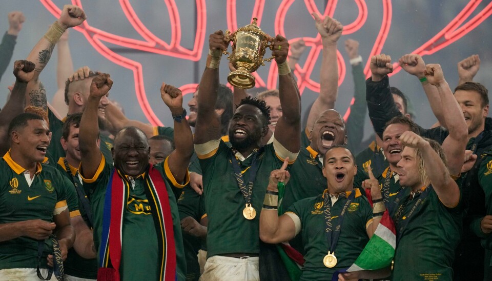 Sør-Afrikas kaptein Siya Kolisi løfter VM-trofeet etter seieren over New Zealand i finalen på Stade de France. Sør-Afrikas kaptein Siya Kolisi løfter VM-trofeet etter seieren over New Zealand i finalen på Stade de France. Foto: Thibault Camus, AP / NTB