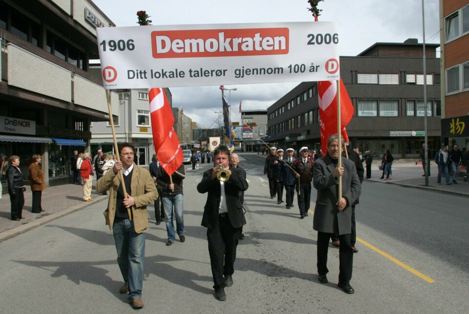 Demokraten i tog 1. mai 2006, samme år som avisa feiret 100 år. Fra venstre: Tomm Pentz Pedersen, Arne Børresen, Helge Solheim (og Knut Johannesen, delvis skjult bak Solheim). Demokraten i tog 1. mai 2006, samme år som avisa feiret 100 år. Fra venstre: Tomm Pentz Pedersen, Arne Børresen, Helge Solheim (og Knut Johannesen, delvis skjult bak Solheim).
