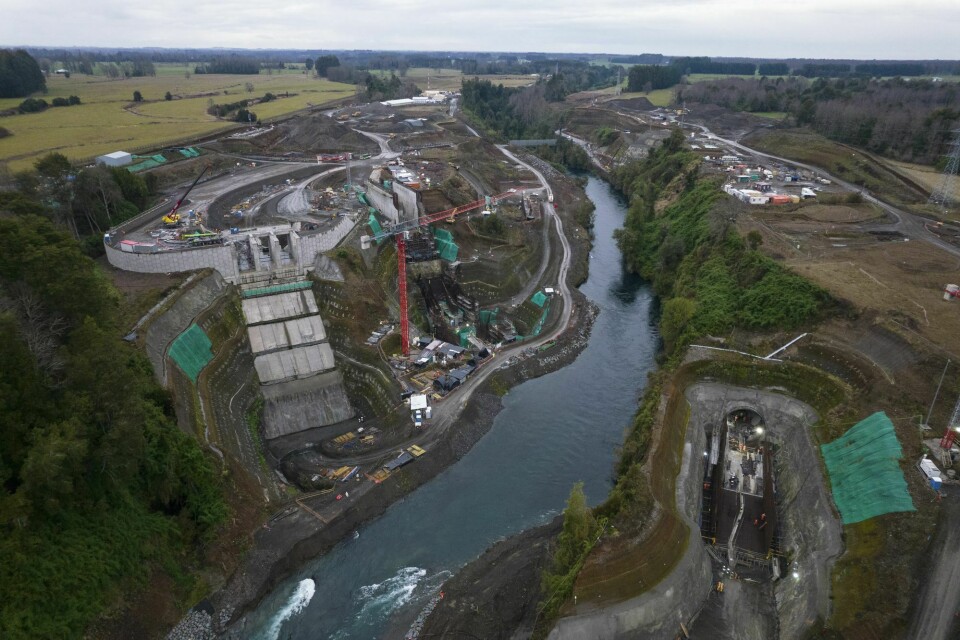 Luftfoto av byggingen av et vannkraftverk på et område eid av norske Statkraft i Chile. Elven heter Pilmaiquén og er hellig for mapuche-folket. Rød Ungdom skriver at byggingen er grønn kolonialisme. An aerial view shows the the Pilmaiquen River flanked on both banks by a hydroelectric plant construction site owned by the Norwegian company Statkraft in southern Chile, on Monday, June 27, 2022. Many Mapuche communities near the the Pilmaiquen, the Truful Truful River and elsewhere in the country's water-rich south are fighting against hydroelectric plants that they see as desecrating nature and depriving Indigenous communities of essential energies that keep them from getting sick. (AP Photo/Rodrigo Abd)