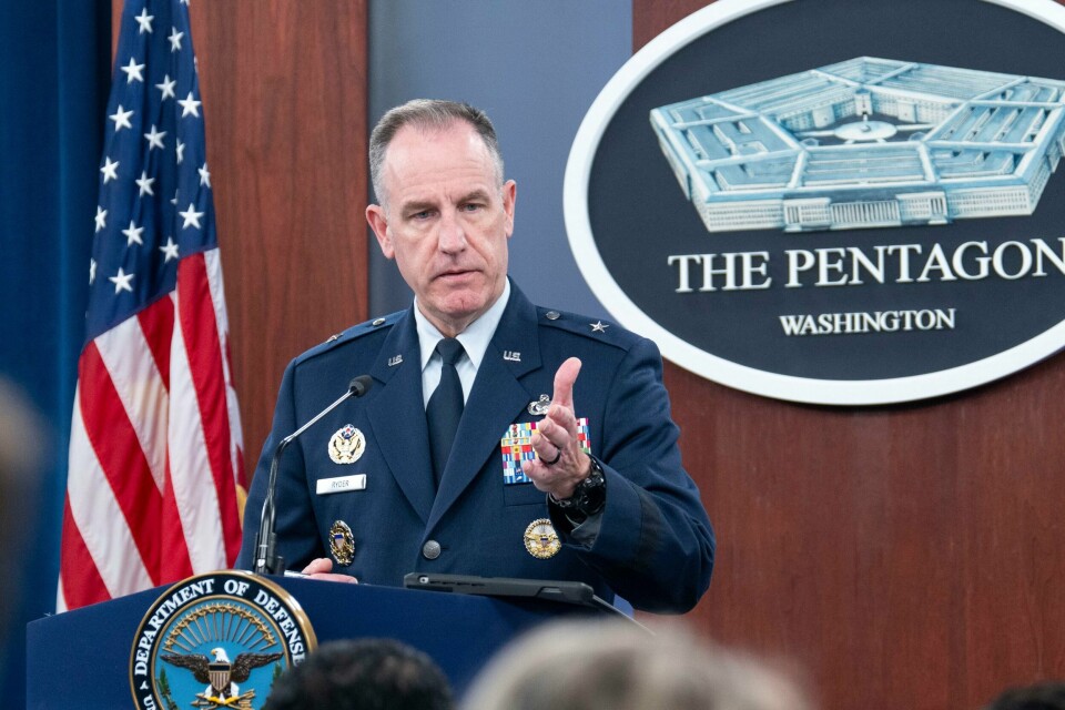 Pentagon-talsmann Patrick Ryder. USA har gjennomført angrep mot to mål i Syria som knyttes til Iran-støttede grupper. Angrepene er gjengjeldelse for en rekke angrep mot amerikanske styrker i regionen. Pentagon-talsmann Patrick Ryder sier at 21 amerikanere er skadd i angrepene. Foto: Kevin Wolf / AP / NTB