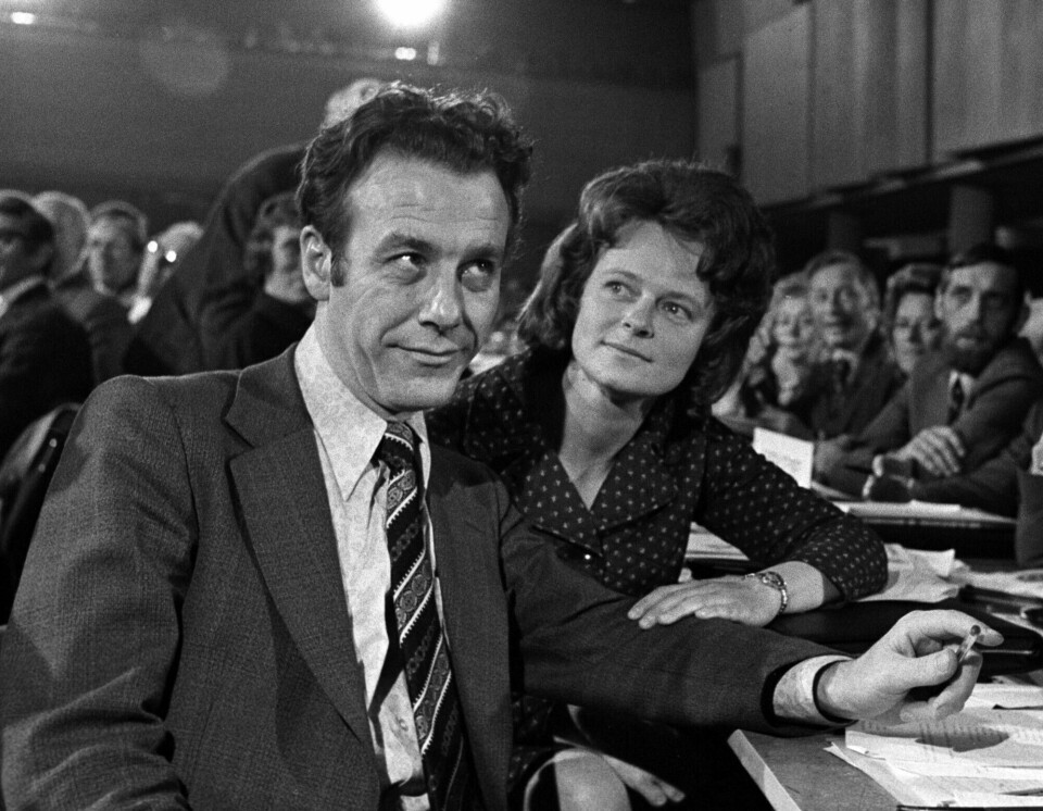 Arbeiderpartiets landsmøte i 1975. Reiulf Steen og Gro Harlem Brundtland har nettopp blitt valgt til leder og nestlder. Reiulf Steen og Gro Harlem Brundtland