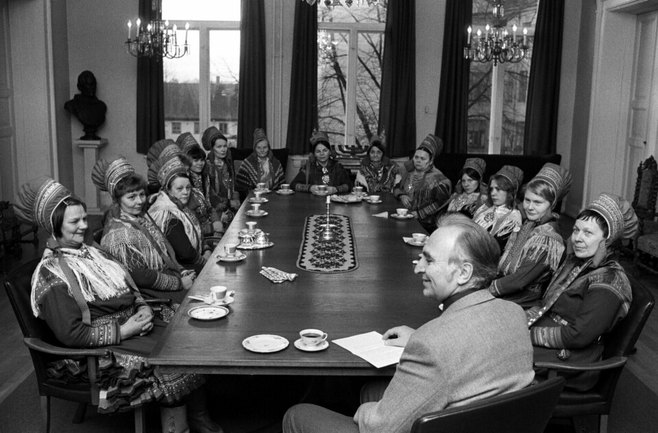 Samekvinnene som okkuperte statsministerens kontor kom fra flere bygder i indre Finnmark. De tok fly ned til Oslo og var der i flere dager i februar 1981. Her besøker de Oslos biskop Andreas Aarflot. (Ellen Marit Gaup kan sees rett over bordet for biskopen). Samekvinner.