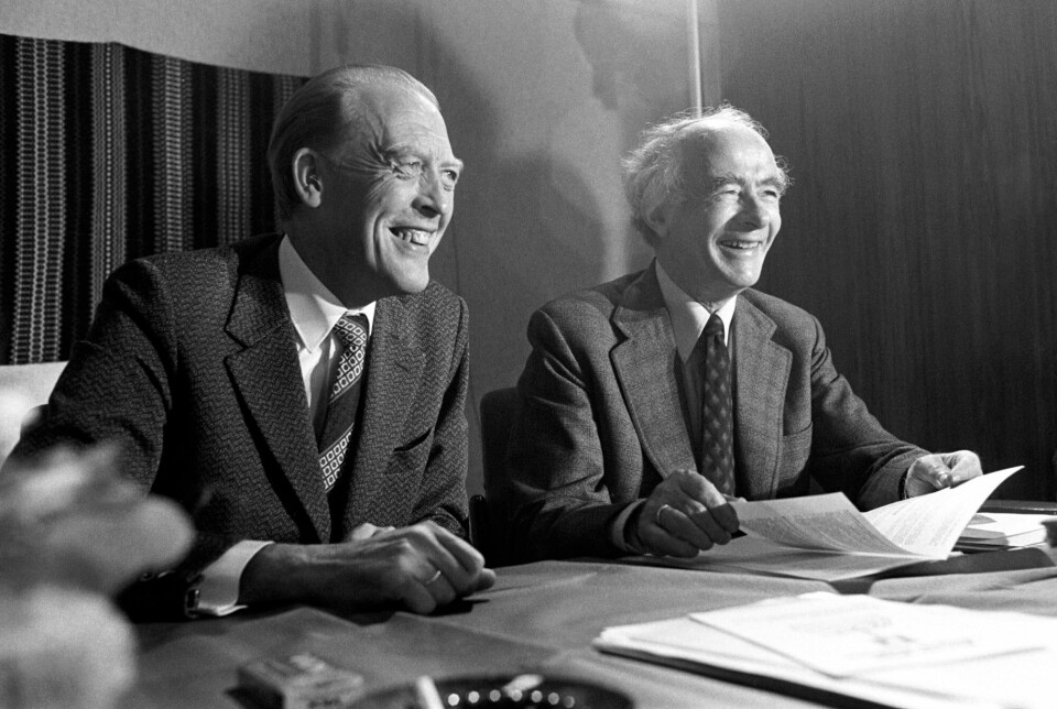 September 1975: Et sjeldent lystig bilde av to ellers alvorlige menn som gjør mine til slett spill på landsstyremøtet. Odvar Nordli (t.v.) var blitt statsministerkandidat mens statsminister Trygve Bratteli var satt på oppsigelse. Odvar Nordli og Trygve Bratteli
