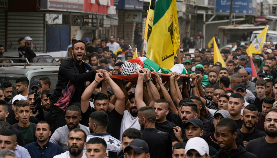 Fem palestinere har blitt drept på Vestbredden i løpet av søndag. Her blir det holdt begravelse for en av dem i flyktningleiren Askar i nærheten av Nablus. Fem palestinere har blitt drept på Vestbredden i løpet av søndag. Her blir det holdt begravelse for en av dem i flyktningleiren Askar i nærheten av Nablus. Foto: Majdi Mohammed / AP / NTB.