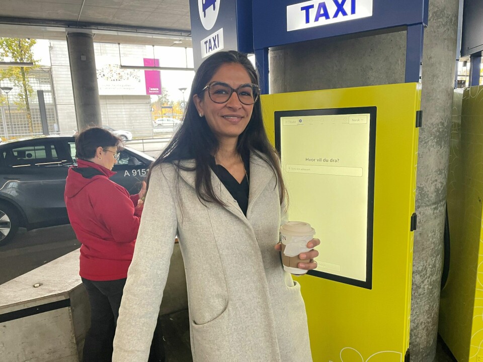 Tyske Marianne Palma Calderon er ofte i Oslo, men brukte taxiautomaten for første gang onsdag. – Veldig enkelt og greit, sier hun. Taxi
