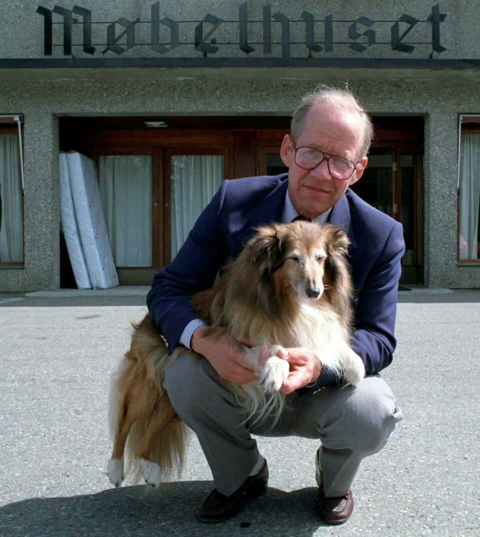 1989: Møbelhandler Arvid Engen blir rikskjendis. Her med sin hund utenfor møbelbutikken. Arvid Engen